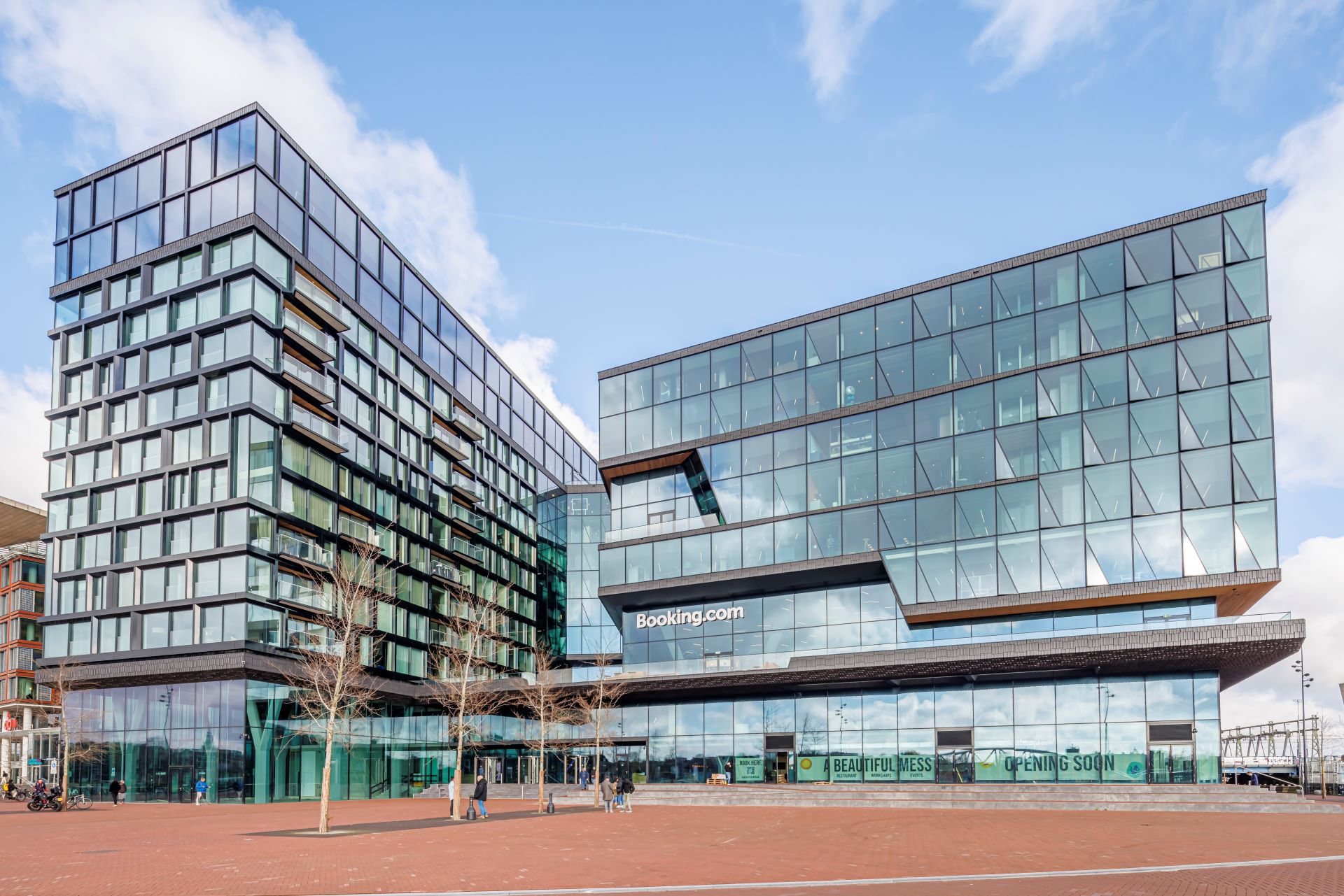 Solarlux cero schuiframen in de luxe appartementen op de Booking campus in Amsterdam