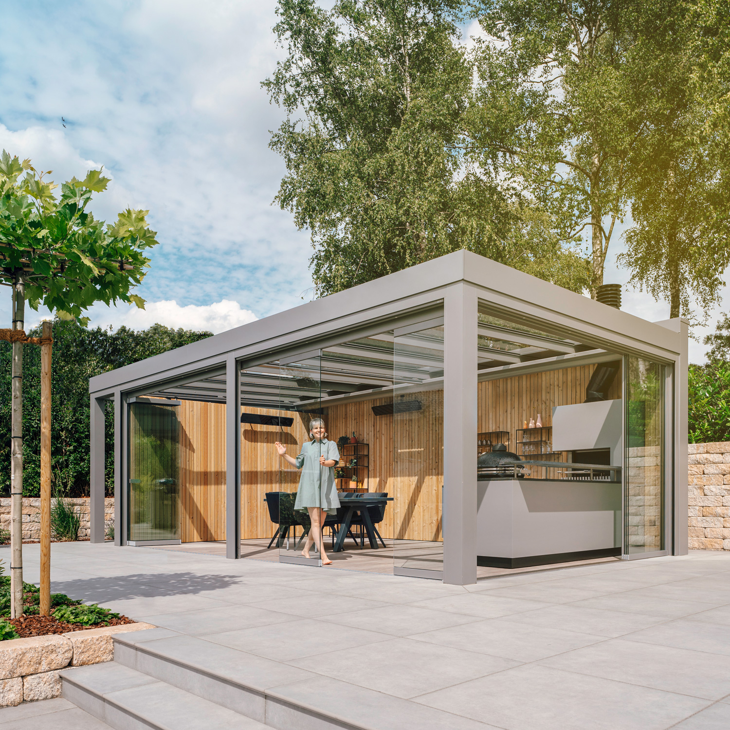 Udestue i aluminium fra Solarlux med foldedøre i glas.