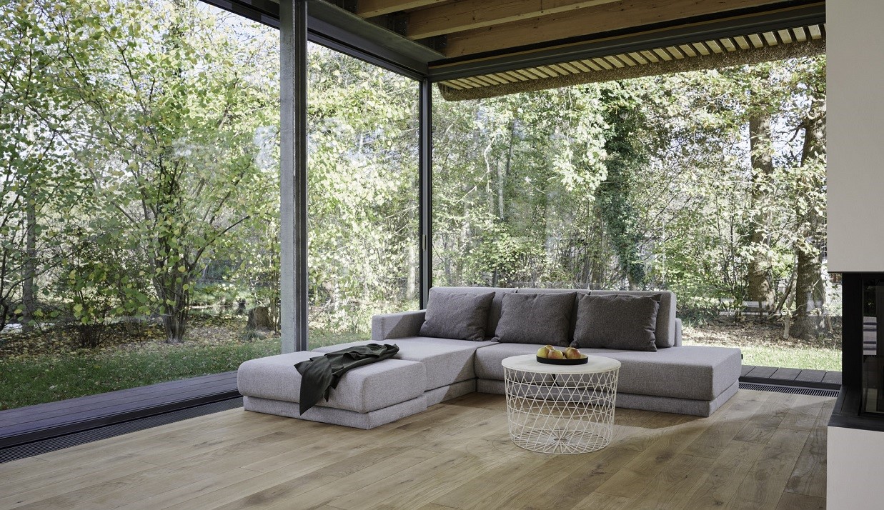 Wintergarten mit Cero II Schiebefenstern und Blick nach draußen
