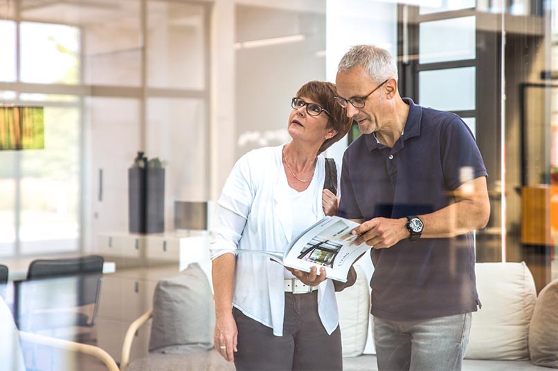 Et par på besøk i Solarlux showroom.
