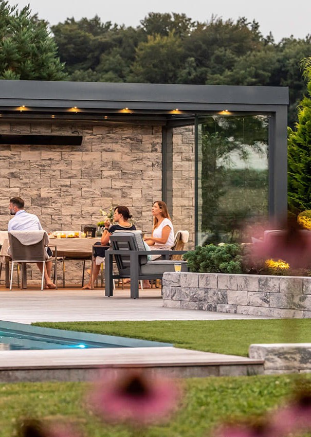 Elegant fritstående udestue med brystningsmur