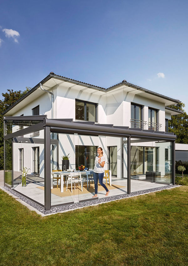 Udestue sdl atrium plus fra Solarlux med glastag og glaspartier. 