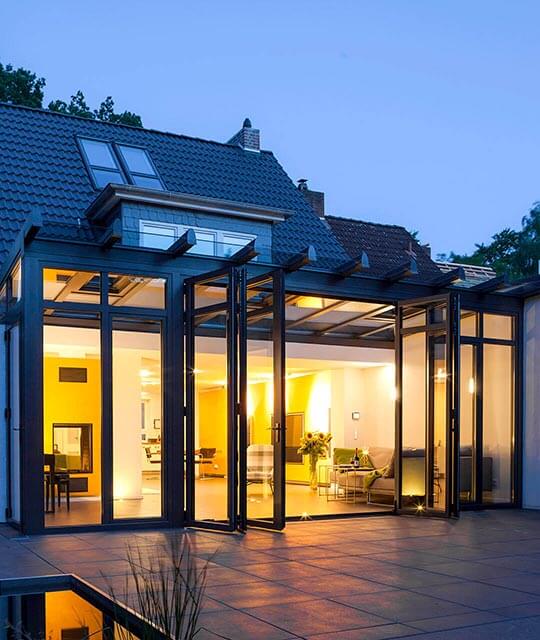 Elegant vinterhage i aluminium og tre