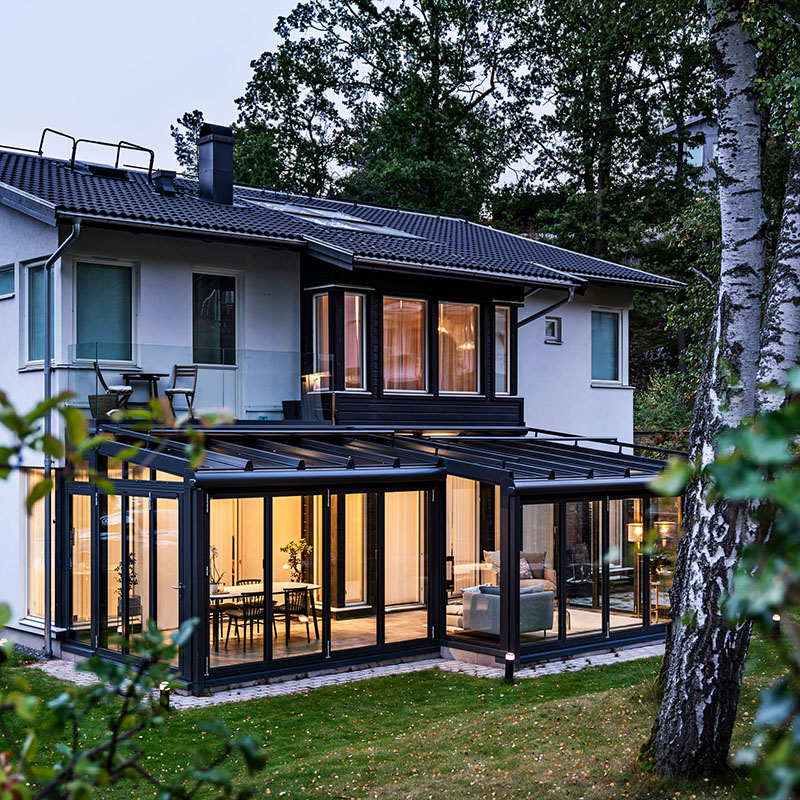 Elegant vinterhage i aluminium med glasstak