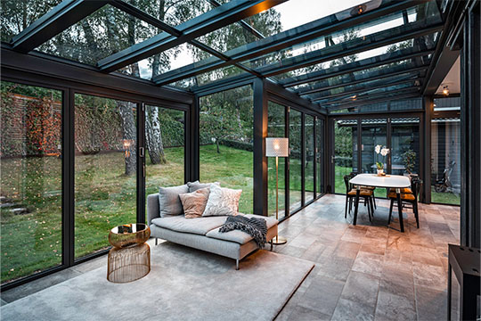 Vinterträdgård SDL Akzent plus från Solarlux skapar plats till matbord och soffa