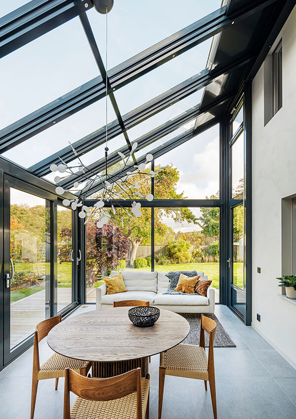 Interiør og møbler i en isoleret udestue fra Solarlux.