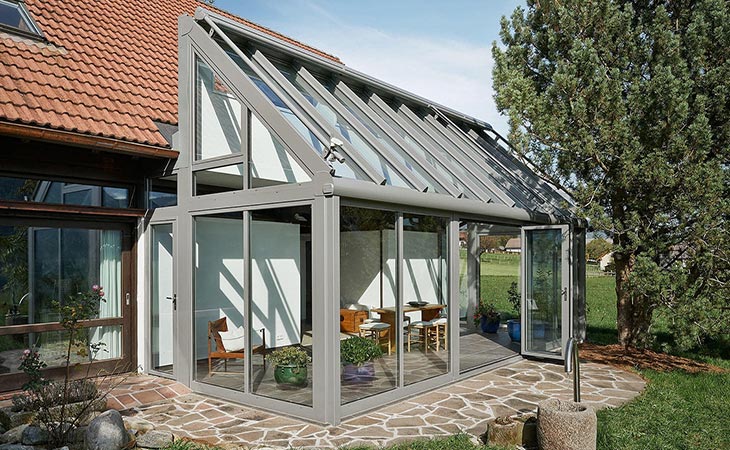 Smal vinterhave, som giver plads til et område, hvor man kan se ud til hele haven og have direkte åbning til terrasse gennem foldedøren.