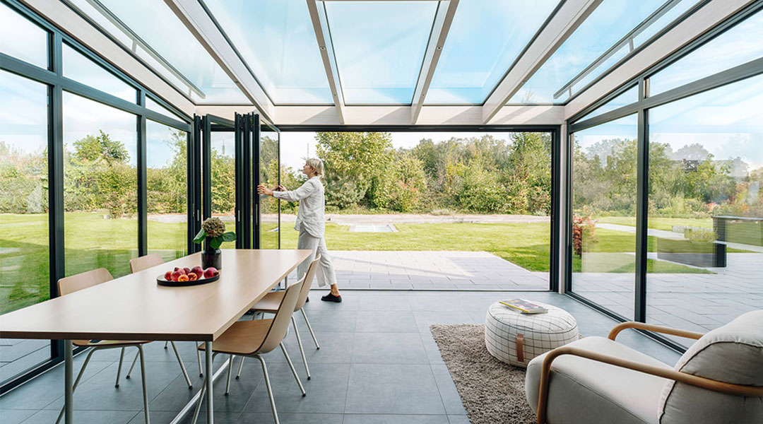 Wintergarten wird mit Glas-Faltwand geöffnet