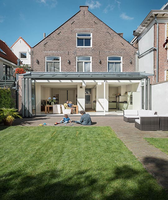 Glas-Faltwand_SL_80_mit_spielender_Familie_im_Garten