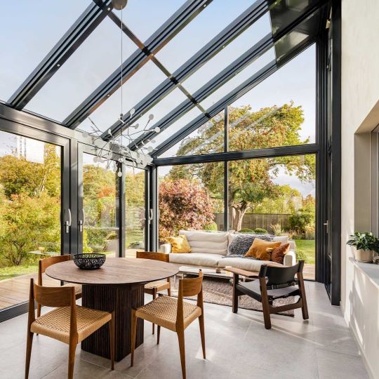Solarlux serre van glas en aluminium als lichte, geïsoleerde woonuitbreiding aan huis