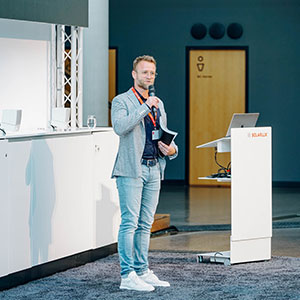 Architektur im Foyer - Publikum