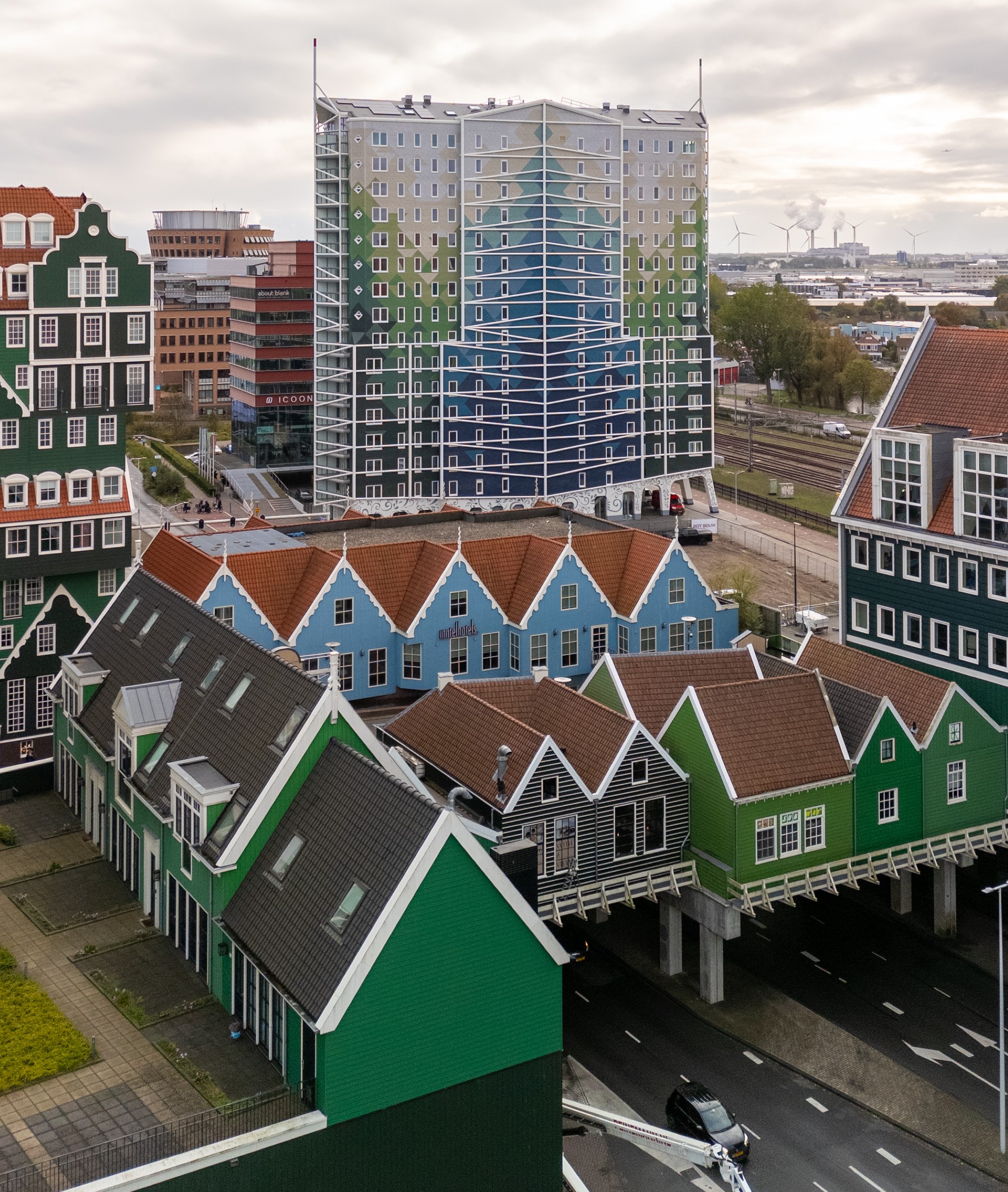 Solarlux balkonbeglazing bij Catharinatoren aan het spoor met hoge geluidsbelasting