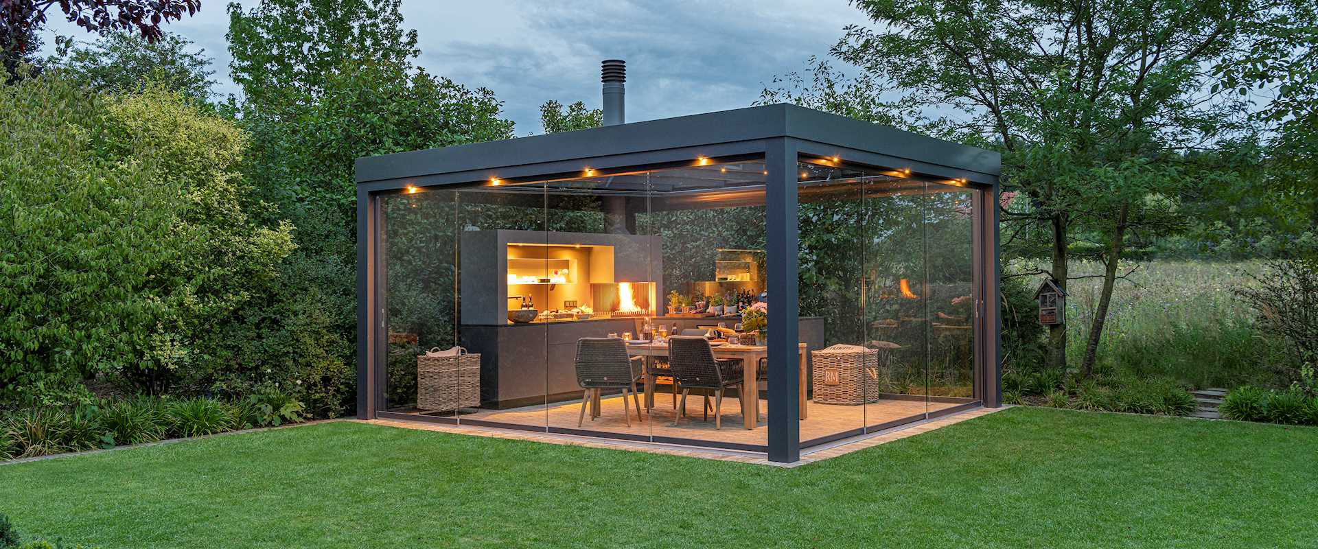 freistehende Terrassenüberdachung im Garten mit einer Outdoorküche.