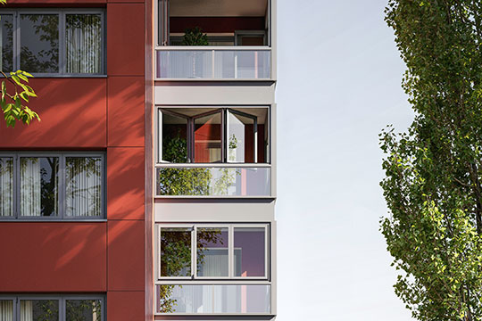Moderne Balkoverglasung mit gedämmtem Fassadenmodul
