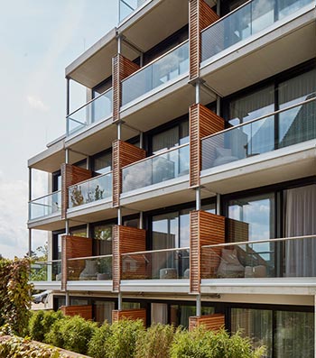 CERO skydedør installeret på flereetagers hotel, som tillader adgang til overdækkede altaner.