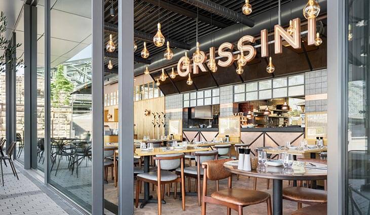 CERO skydedør, som er installeret i en restaurant, som tillader direkte udsigt til domkirken og gør, at de besøgende gæster kan nyde vejret, når det er godt da skydedørene kan åbnes. Er vejret dårligt tillader de store glaspartier sømløs udsigt.