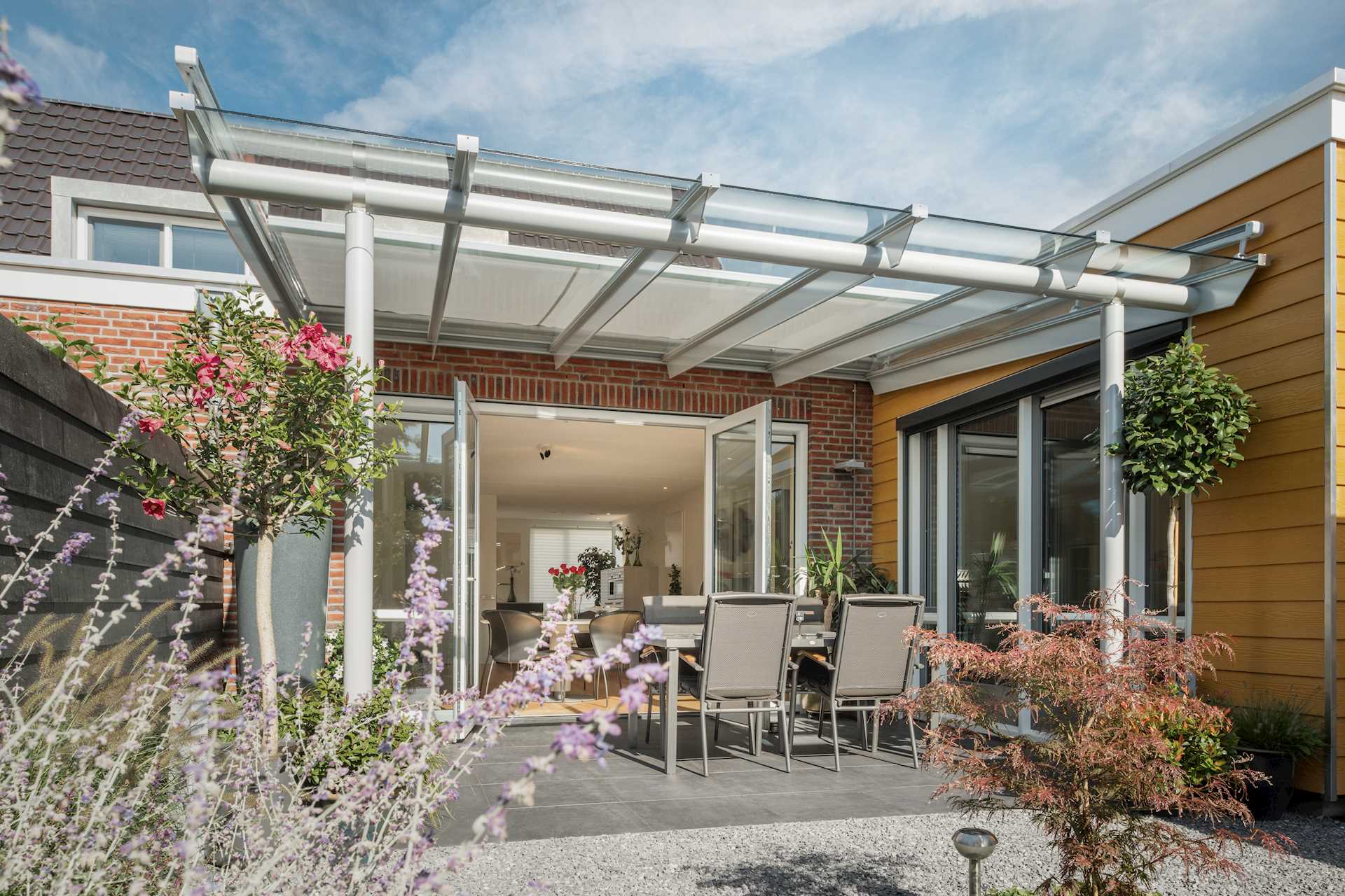 Terrassendachanbau an einem Einfamilienhaus mit Durchgang zum Wohnzimmer