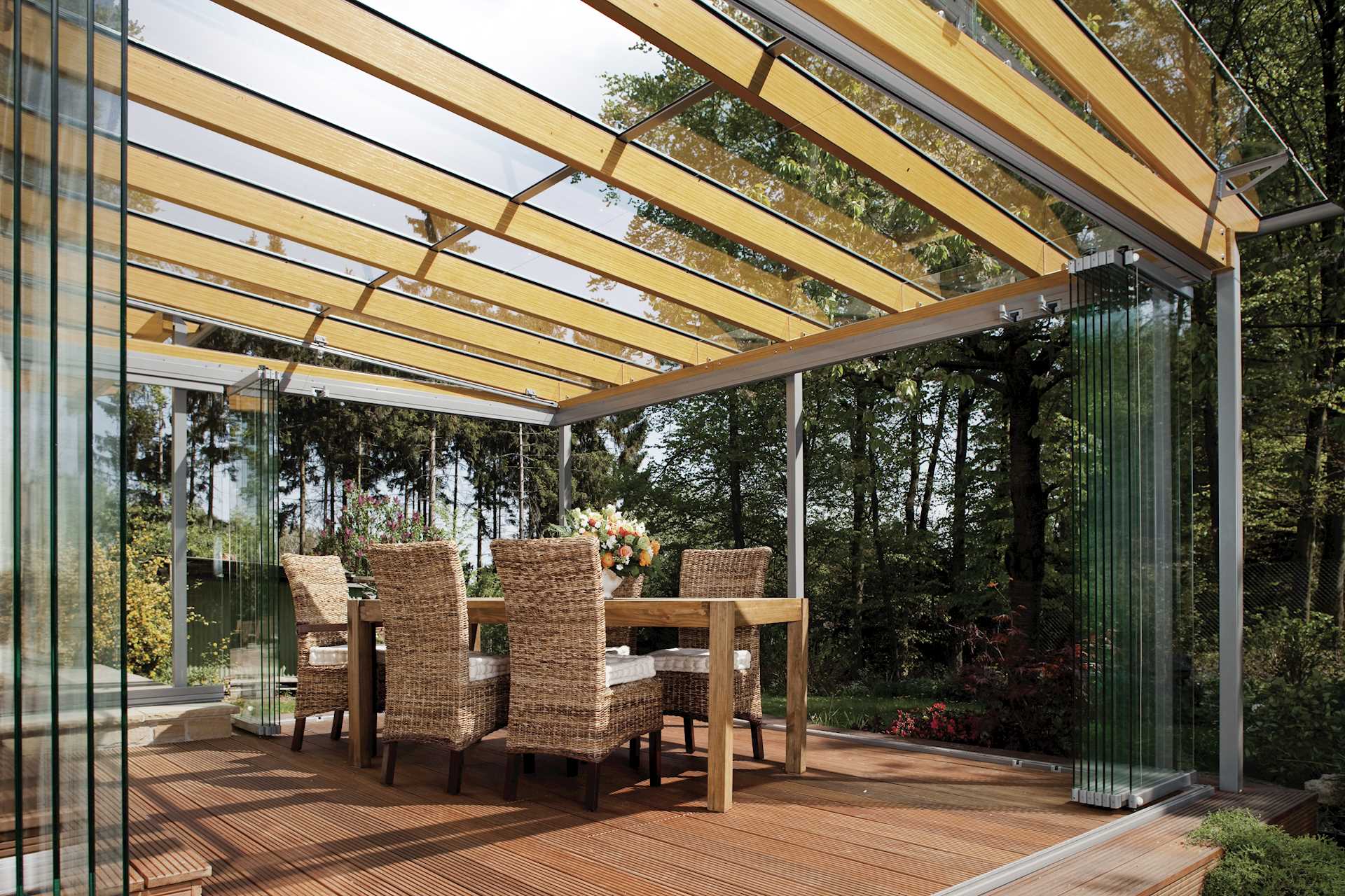 Eine moderne Idee für eine Terrassenüberdachung aus Holz und Glas.