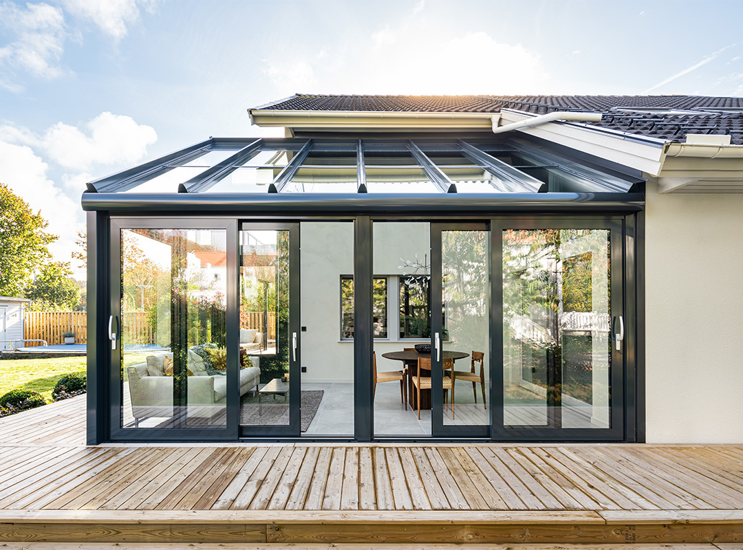 Wintergarten Anbau an einem weißen Haus