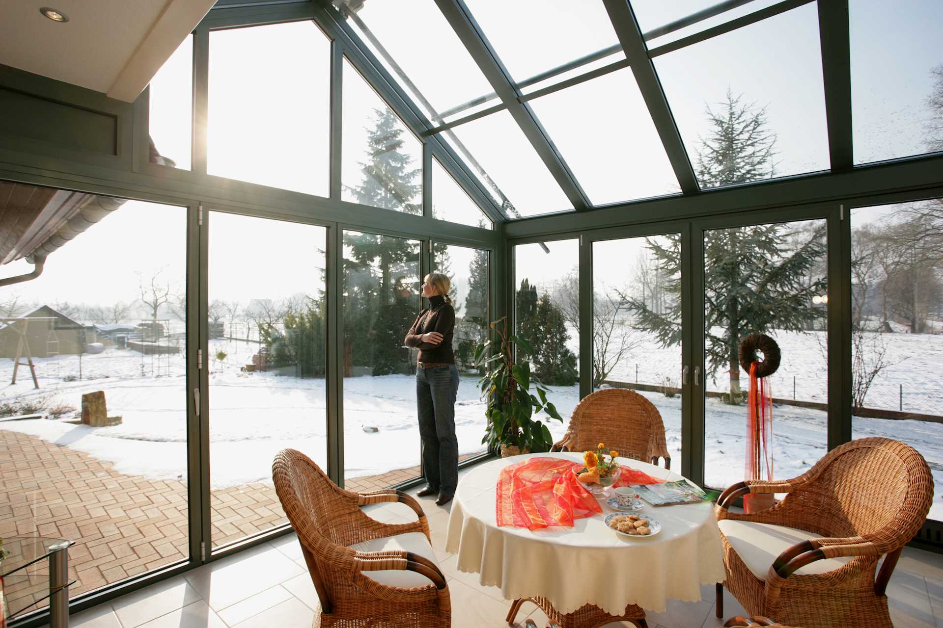 Wintergarten mit Wärmedämmung im Winter bei Schnee.