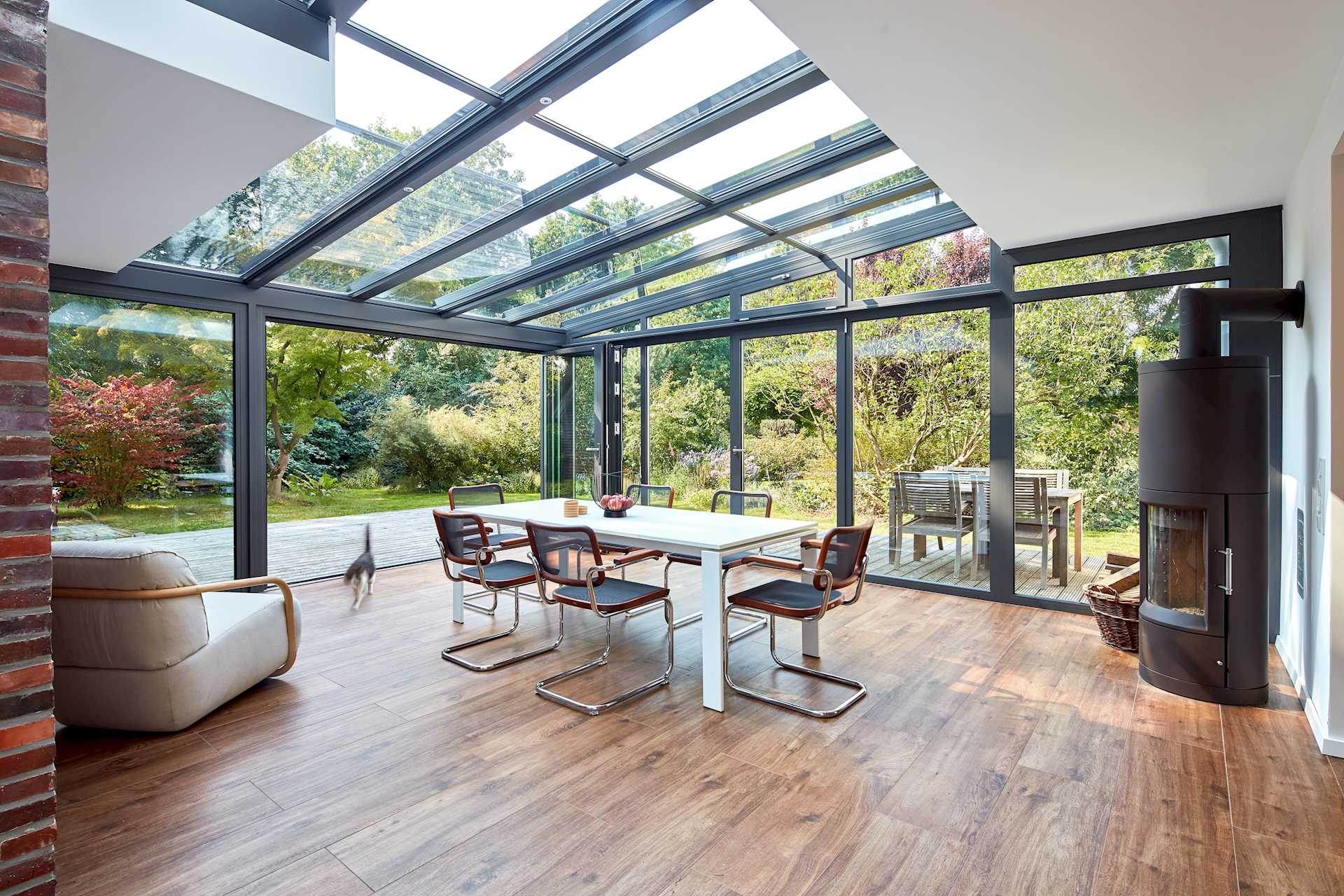 Isolierter Wintergarten mit großen Glasflächen.