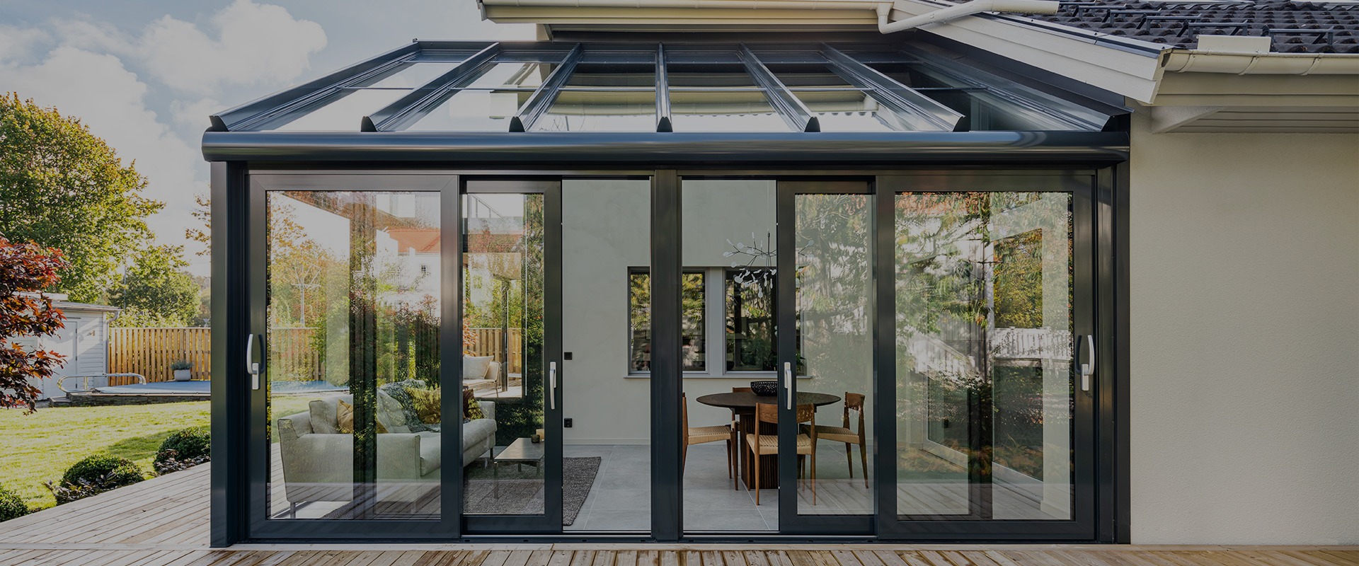 Wintergarten Anbau an einem weißen Haus