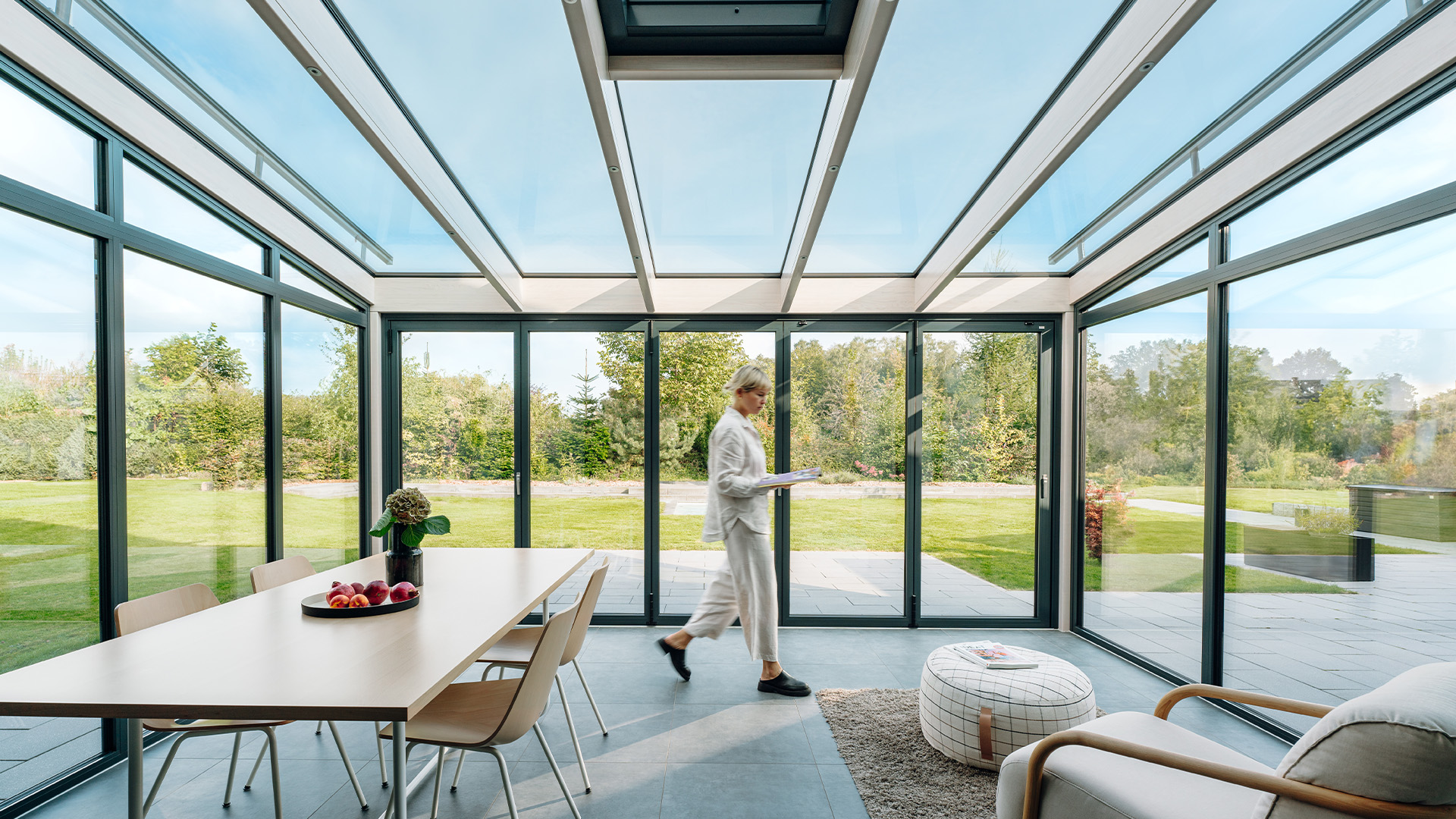 Frau im SDL Avantgarde Wintergarten