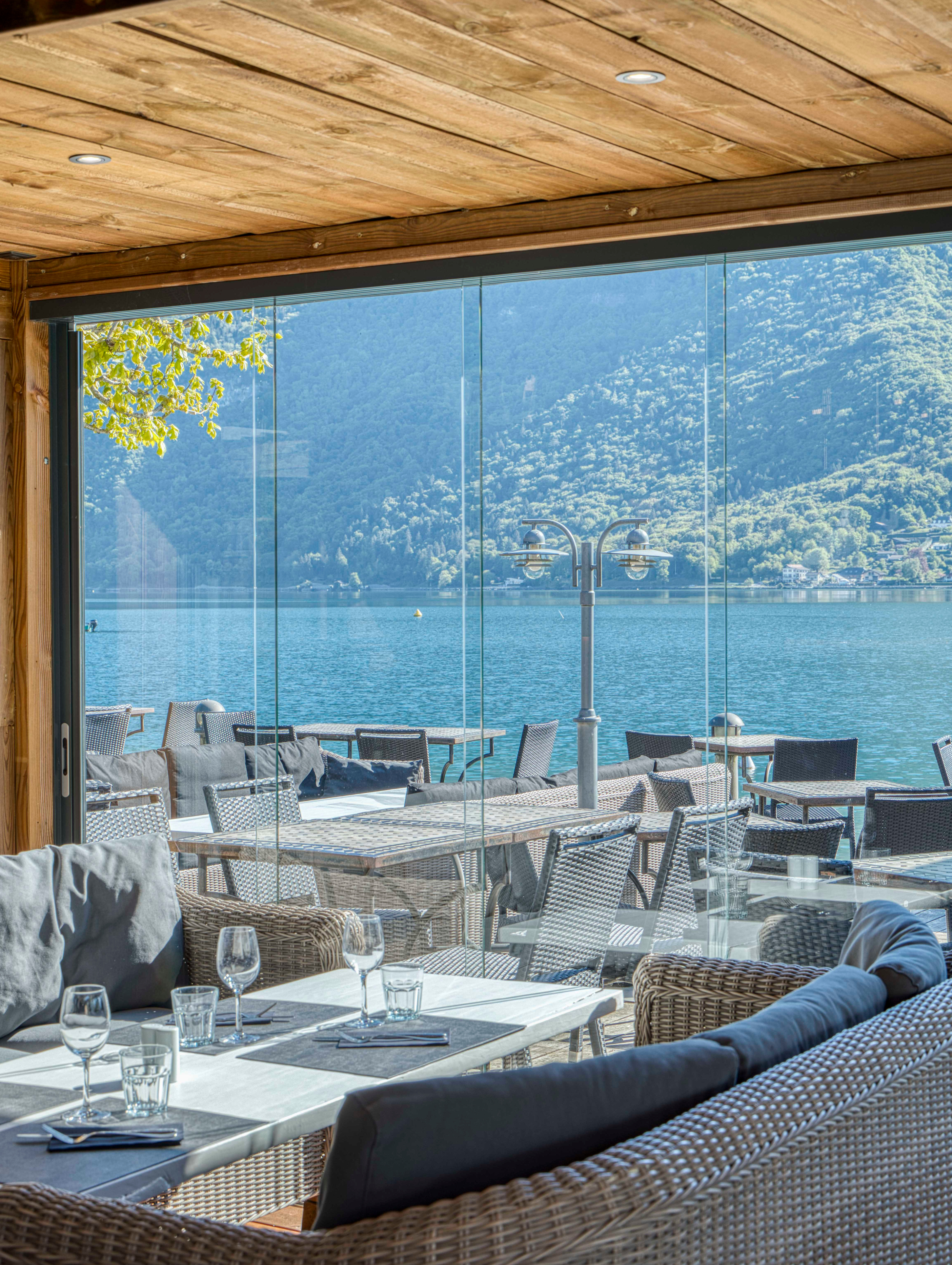 Fermeture de terrasse avec un vitrage transparent sur le lac d'Annecy