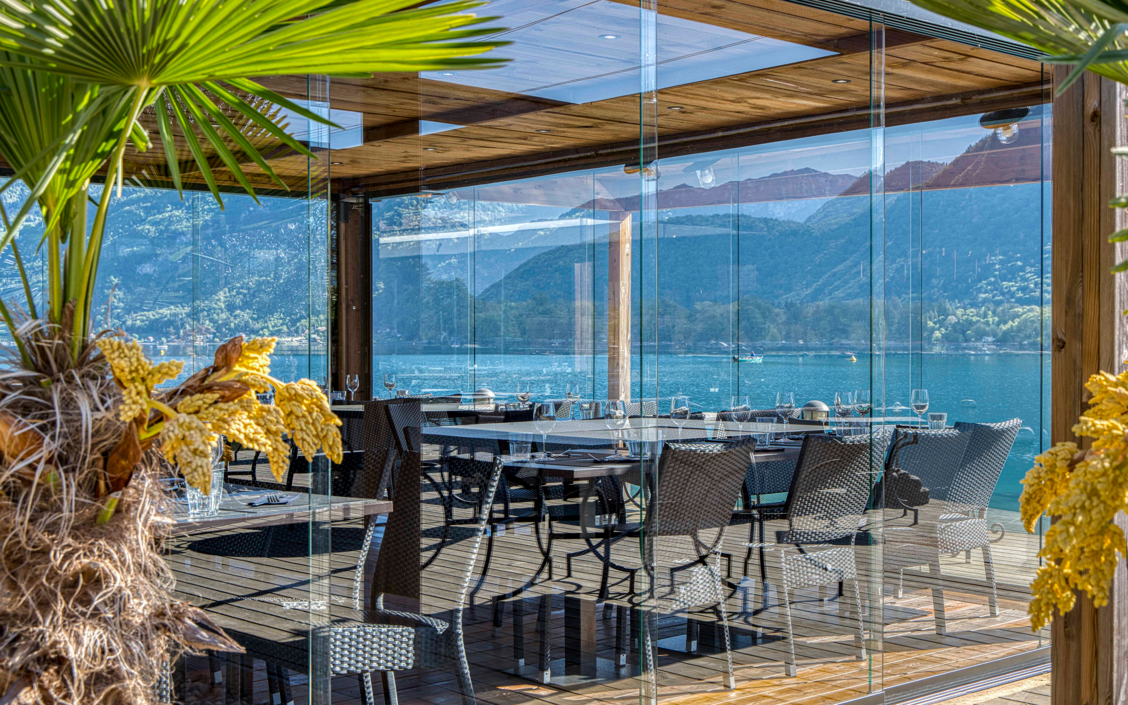 Restaurant sur le lac d'Annecy fermé par un vitrage transparent