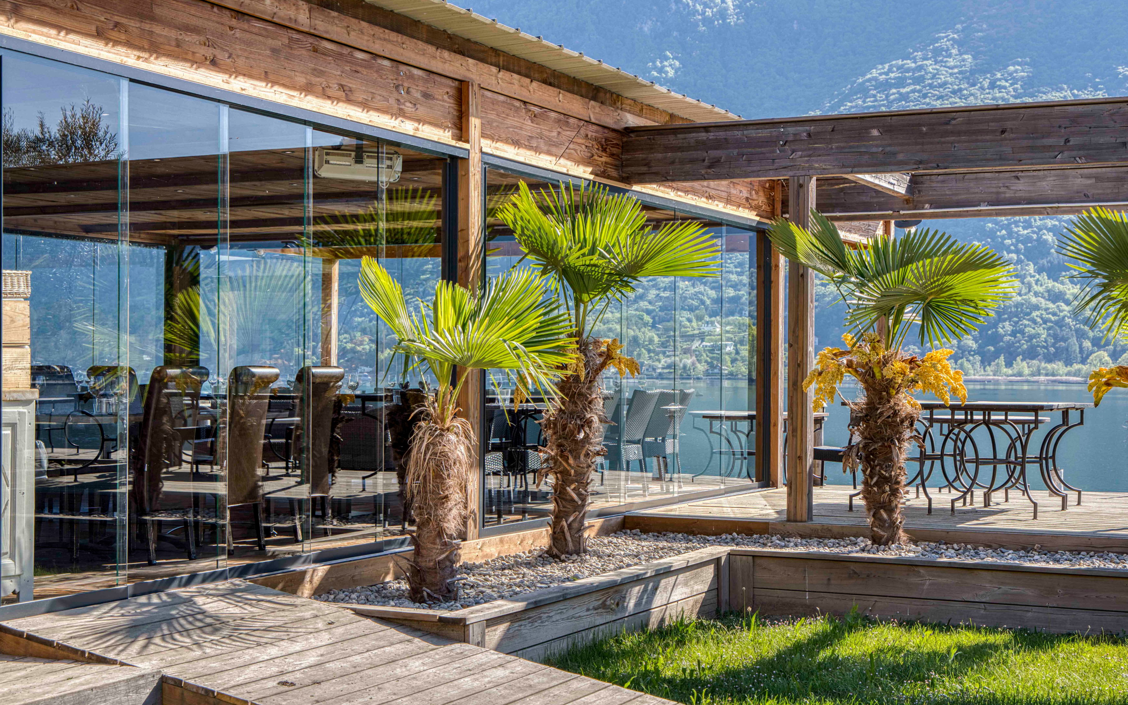 Fermeture de terrasse avec un vitrage transparent sur le lac d'Annecy