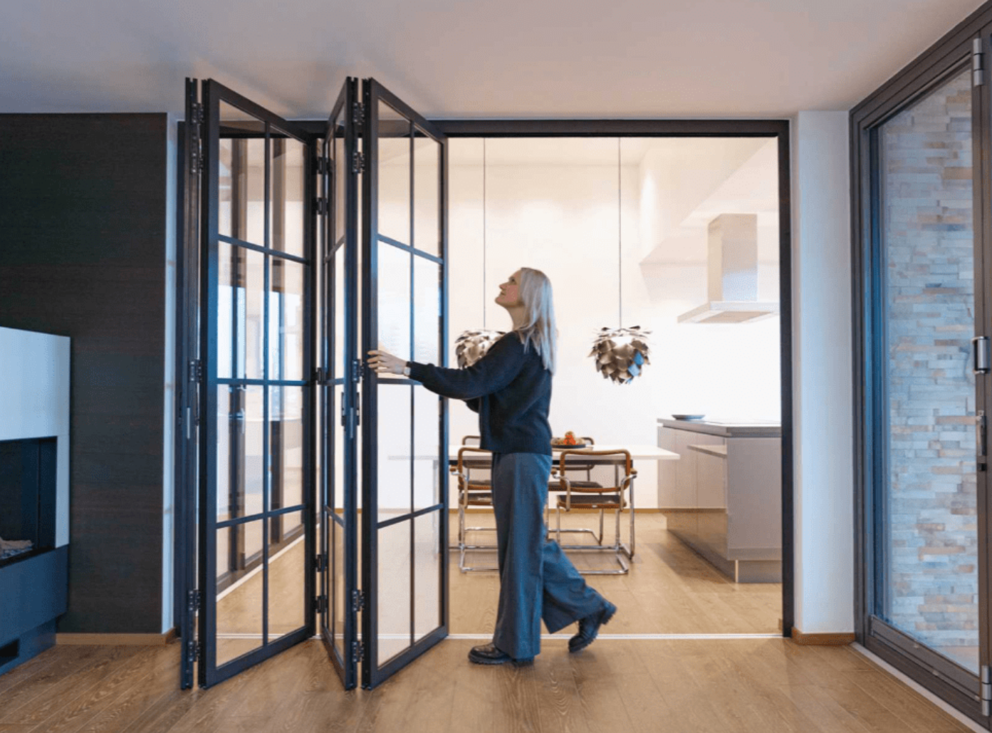 Kvinde der åbner en Ecoline Flexa foldedør