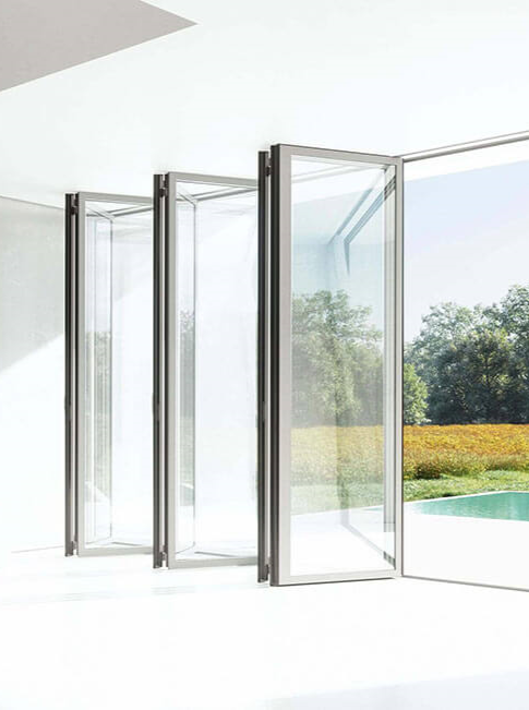 Foldedør af modellen Ecoline fra Solarlux med udgang til pool