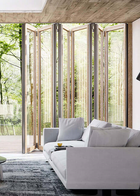 Foldedør af modellen Woodline fra Solarlux med udgang til terrasse