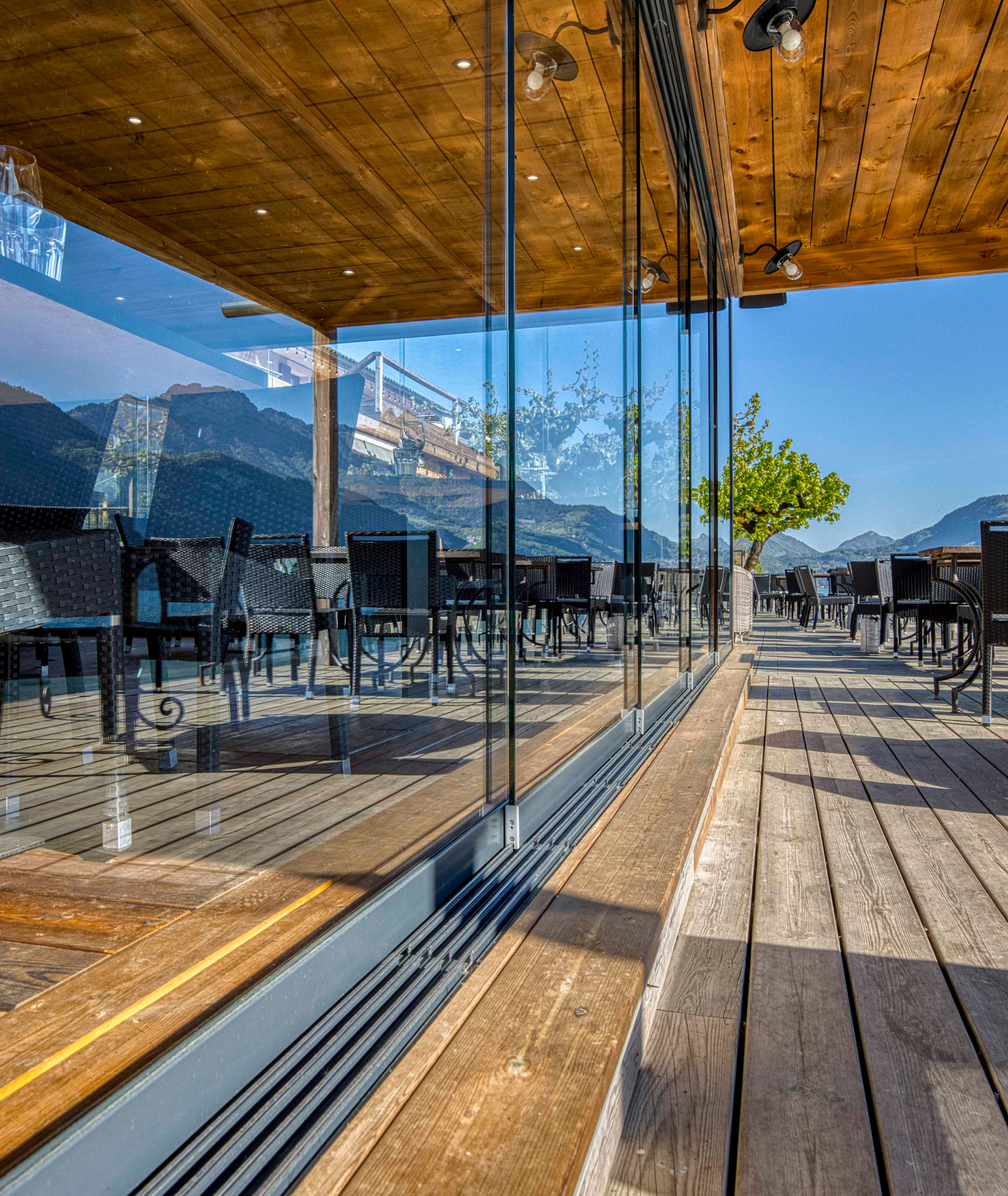 Fermeture de terrasse avec un vitrage transparent sur le lac d'Annecy