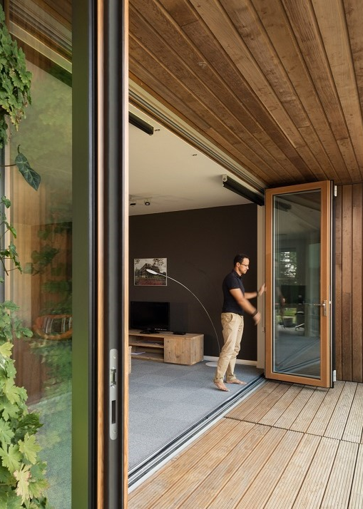 Foldedør af modellen Combiline fra Solarlux med udgang til altan