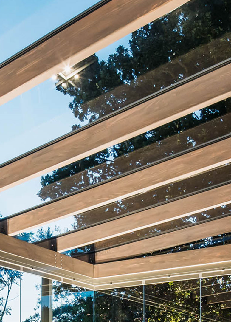 Elegant terrasseoverdækning i træ og aluminium