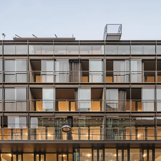 Immeuble urbain avec une enveloppe en verre