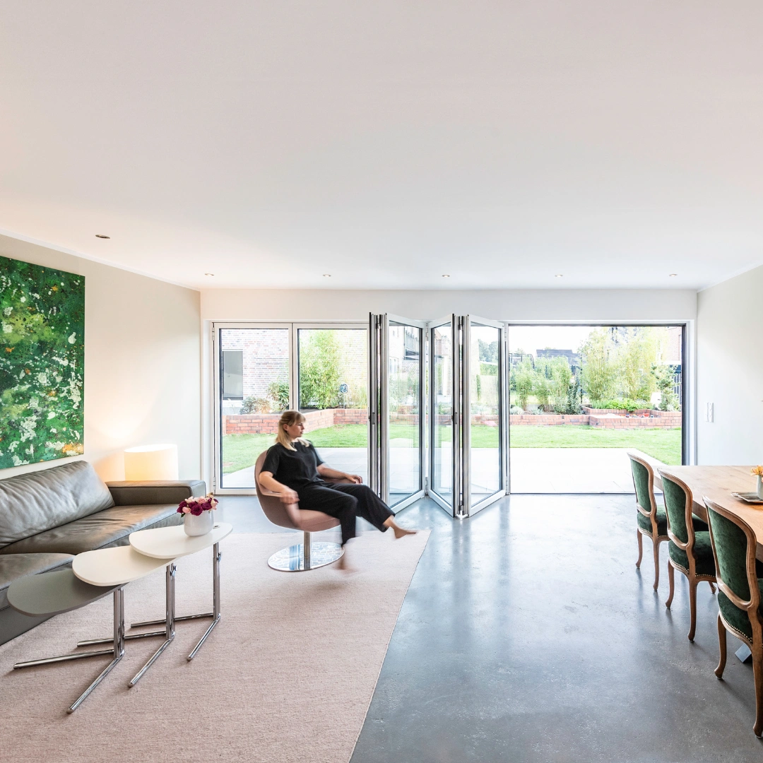 Åben og rummelig foldevæg fra Solarlux der åbner op for terrassen