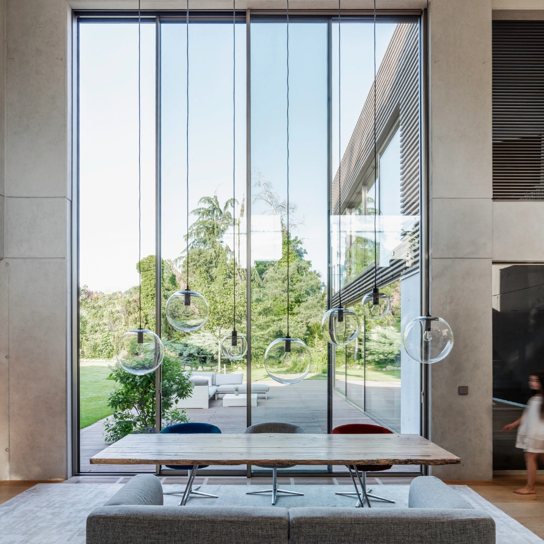 Åben og rummelig skydedør fra Solarlux der åbner op for terrassen