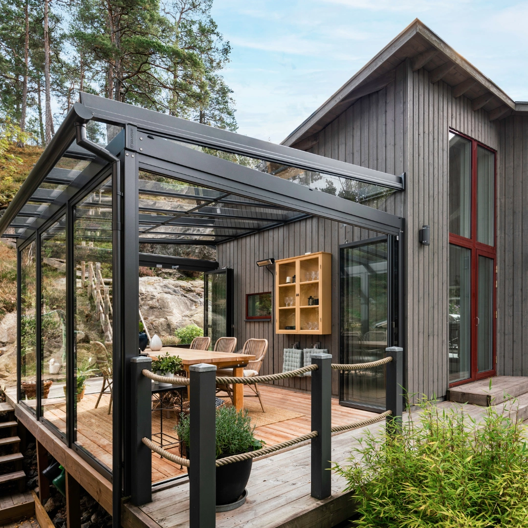 Åben og rummelig tilbygning i glas fra Solarlux der åbner op for terrassen