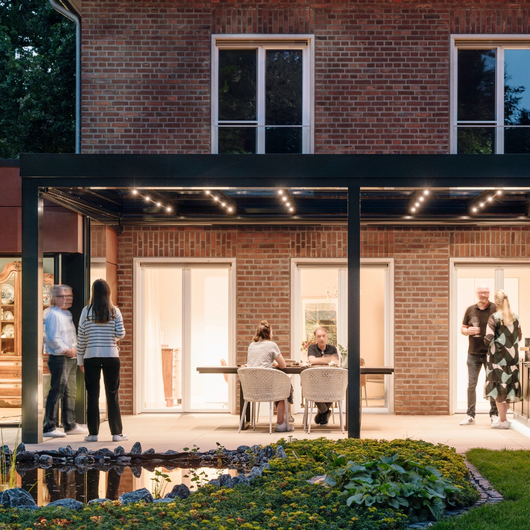 Åben og rummelig udestue fra Solarlux der åbner op for terrassen