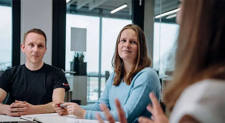 Zwei Frauen und ein Mann führen ein Meeting