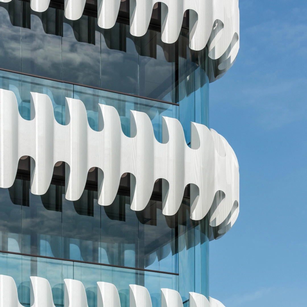 Arkitektprojekt med smukke glasfacader set ude fra