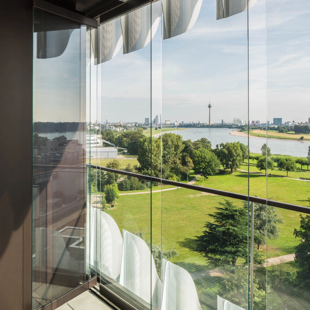 Arkitektprojekt med smukke glasfacader set indefra