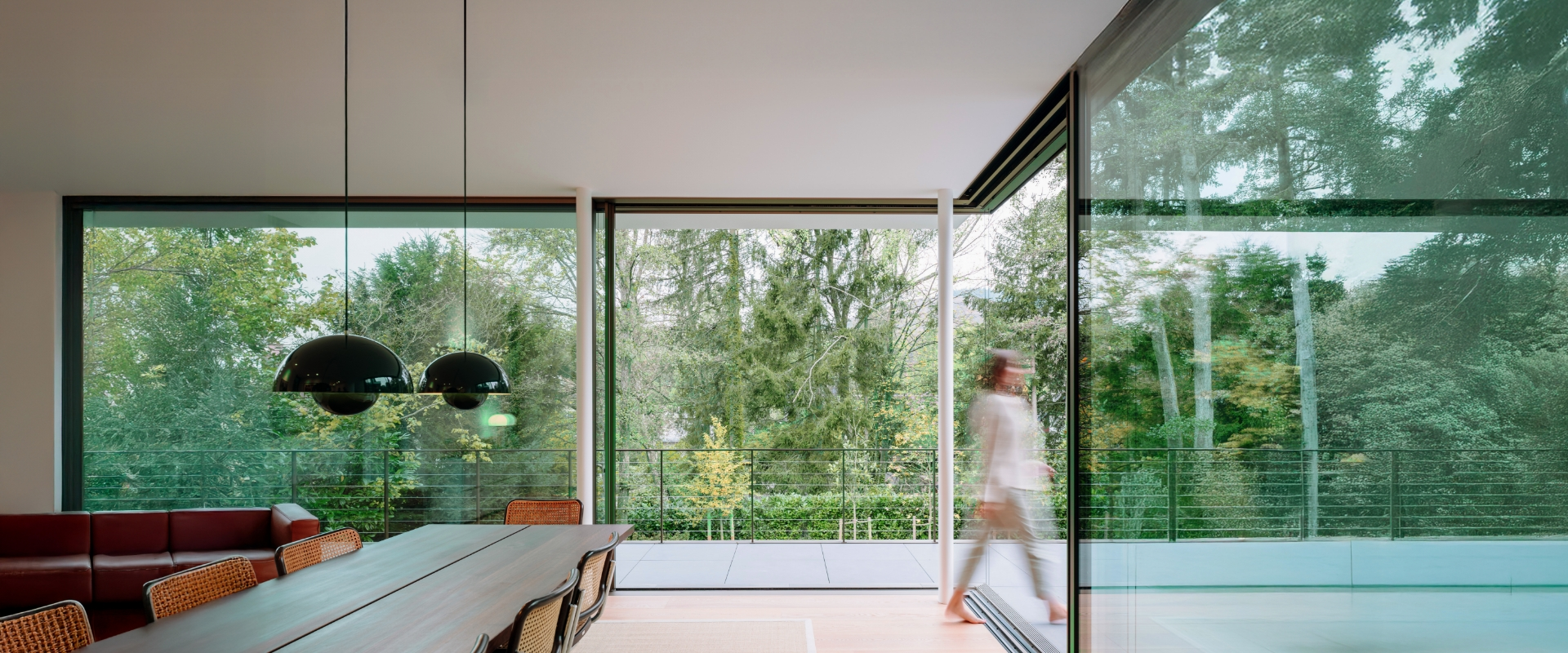 Cero III installé dans un salon avec vue sur l'extérieur