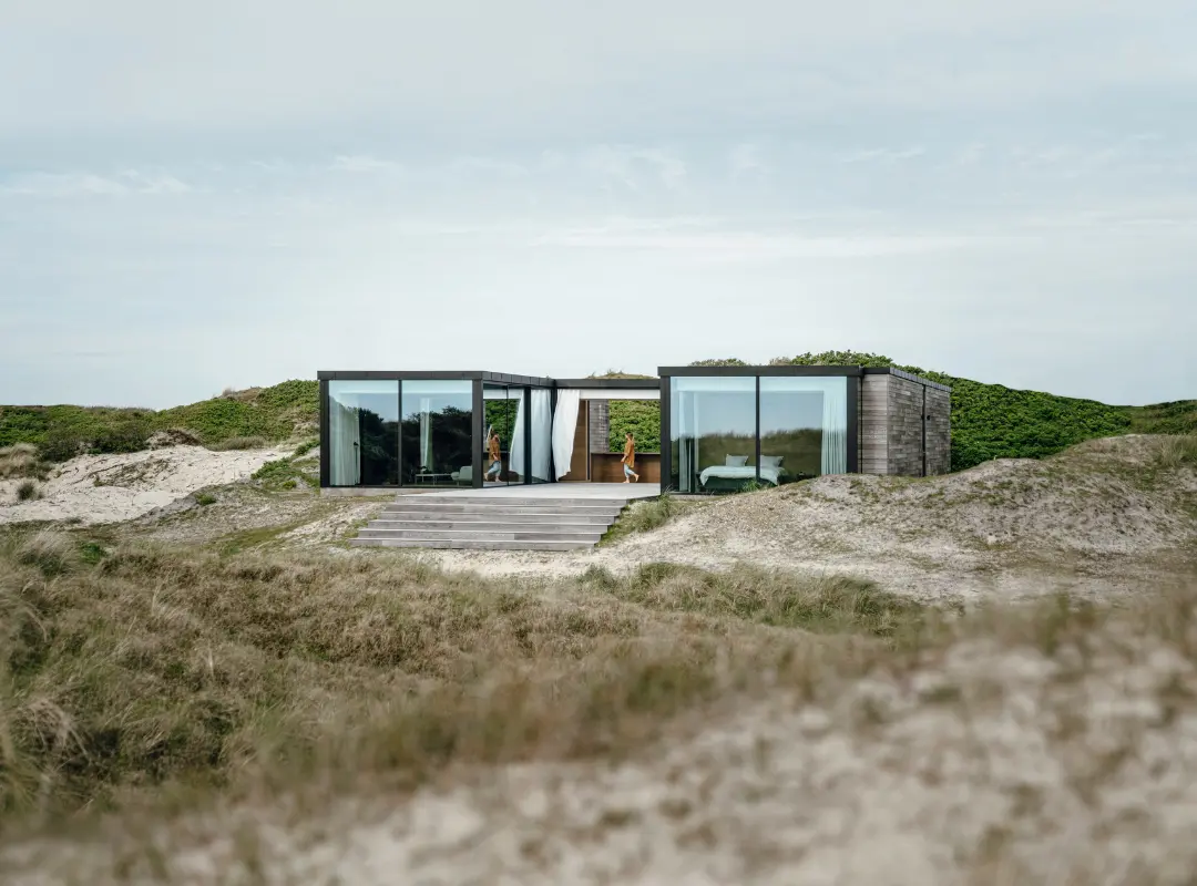 CERO-skyvedør installert i et lite, men moderne og vakkert hus som ligger ved stranden. Skyvedører fører ut til stranden både fra stuen og soverommet, som ligger i hver sin ende av huset.