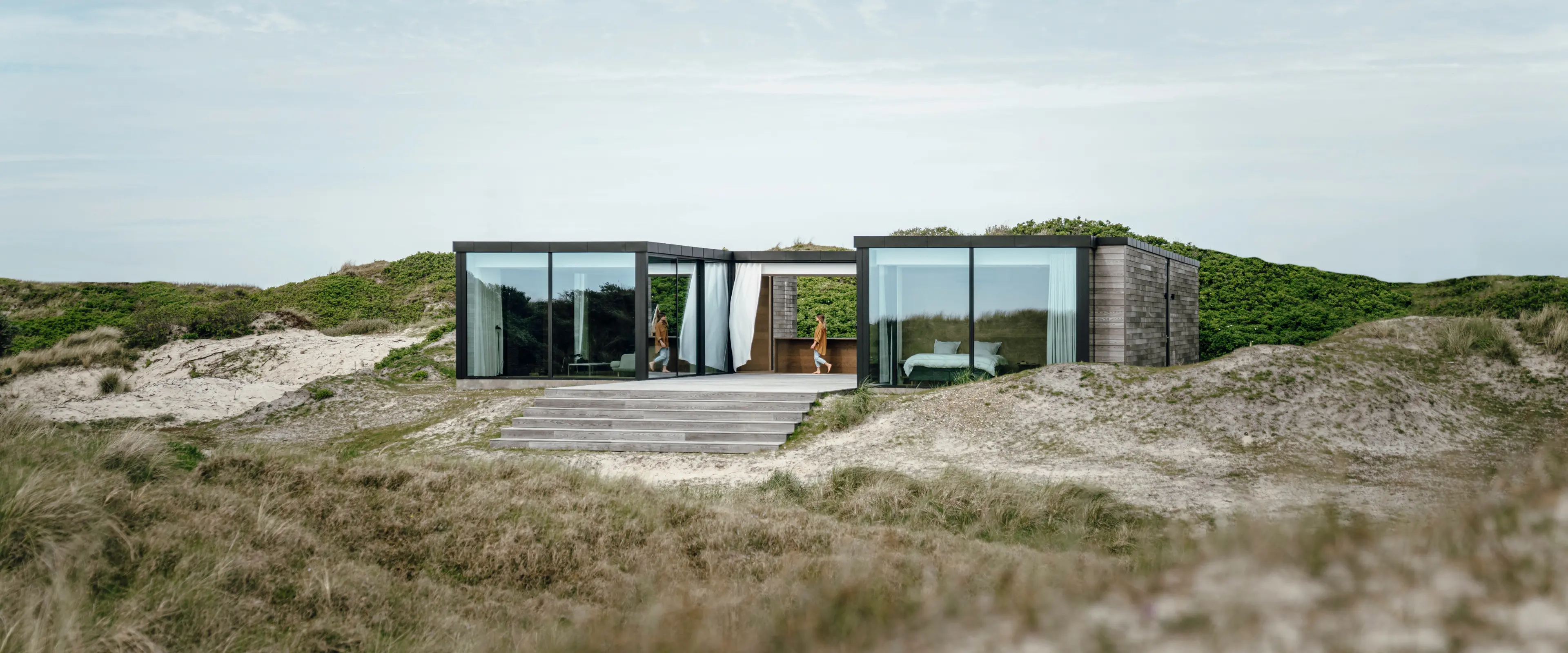 CERO-skyvedør installert i et lite, men moderne og vakkert hus som ligger ved stranden. Skyvedører fører ut til stranden både fra stuen og soverommet, som ligger i hver sin ende av huset.