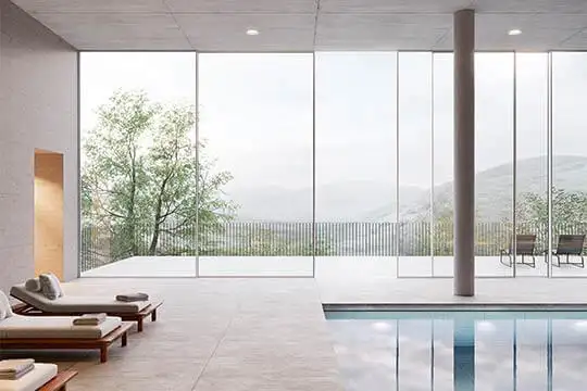 Piscine intérieure avec accès direct au balcon grâce à au coulissant minimaliste cero