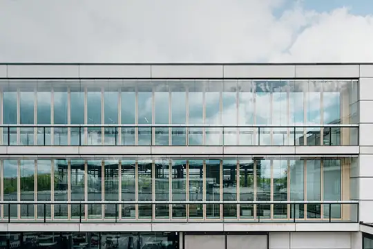 Solarlux dubbele gevelconcept met vouwwanden en balkonbeglazing
