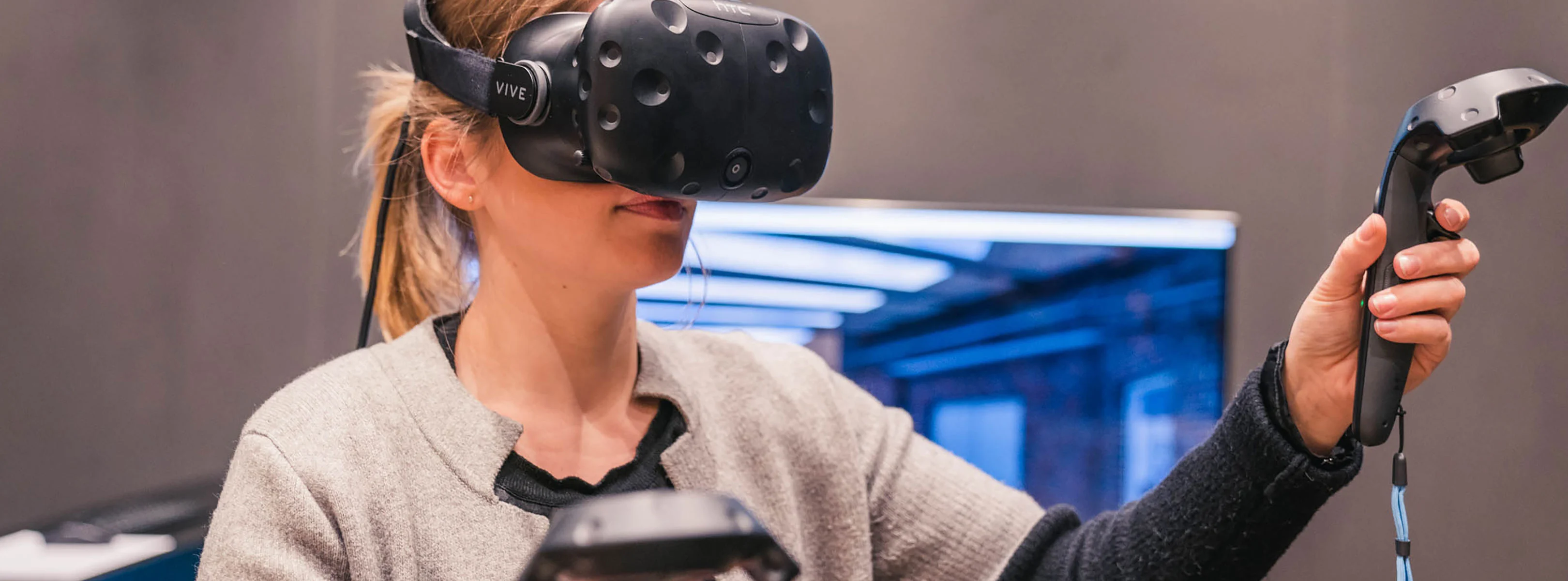 Vrouw draagt een virtualrealityheadset